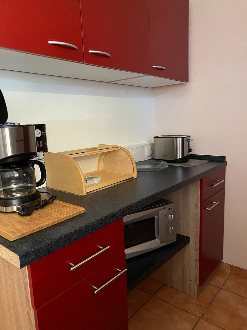 Coffee/tea facilities, stove, toaster
