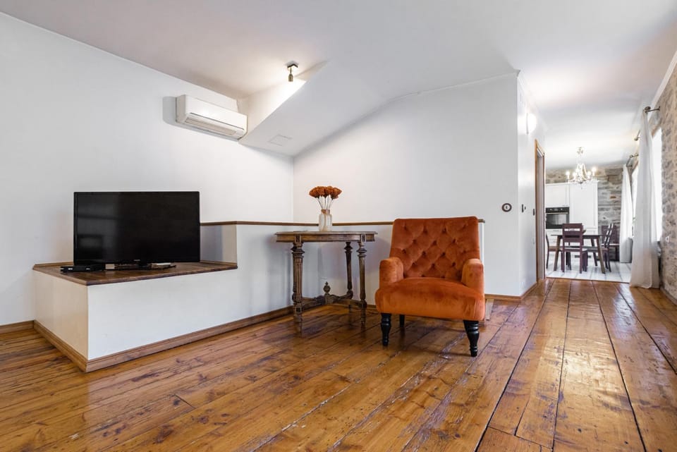 TV and multimedia, Living room, Seating area, air conditioner