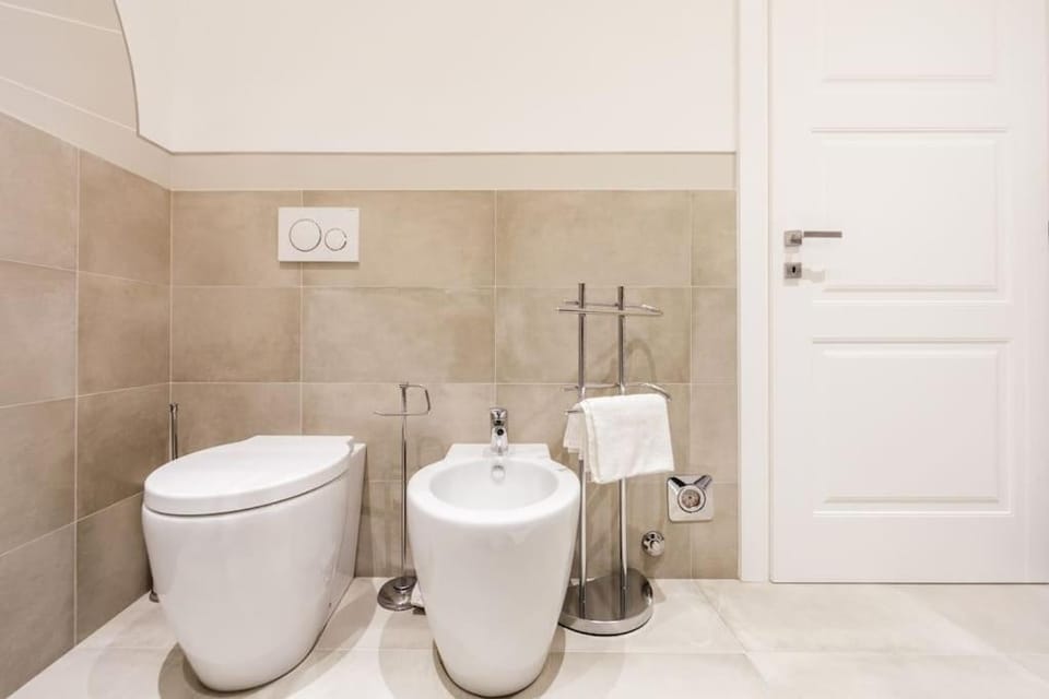 Toilet, bidet