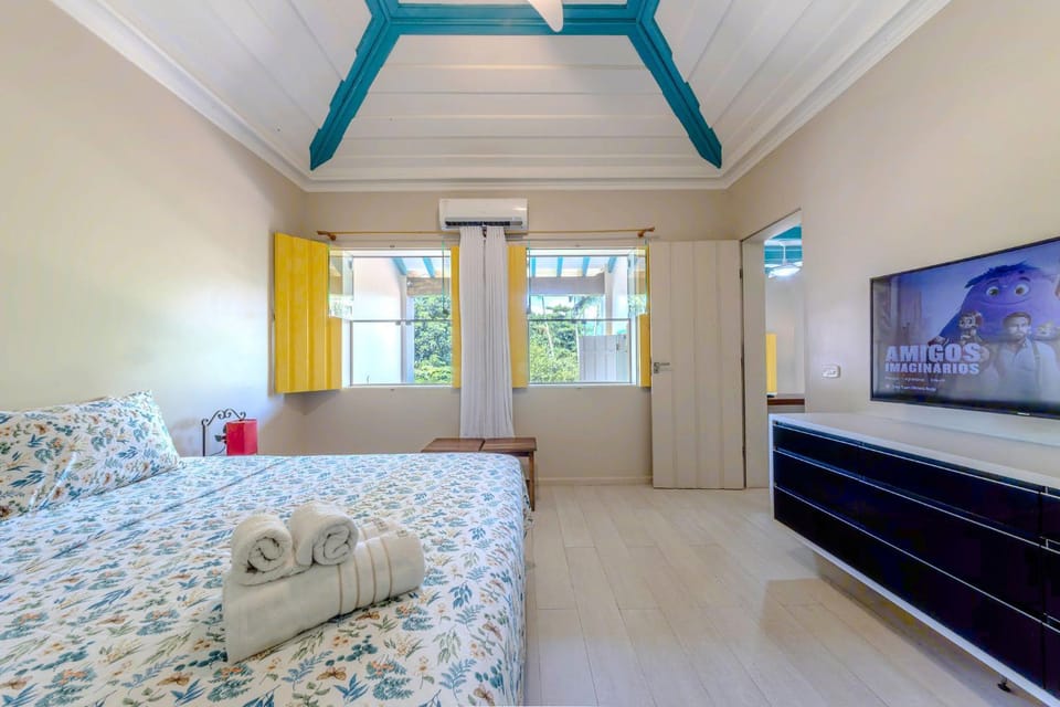 Bed, TV and multimedia, Photo of the whole room, Evening entertainment, Bedroom, towels