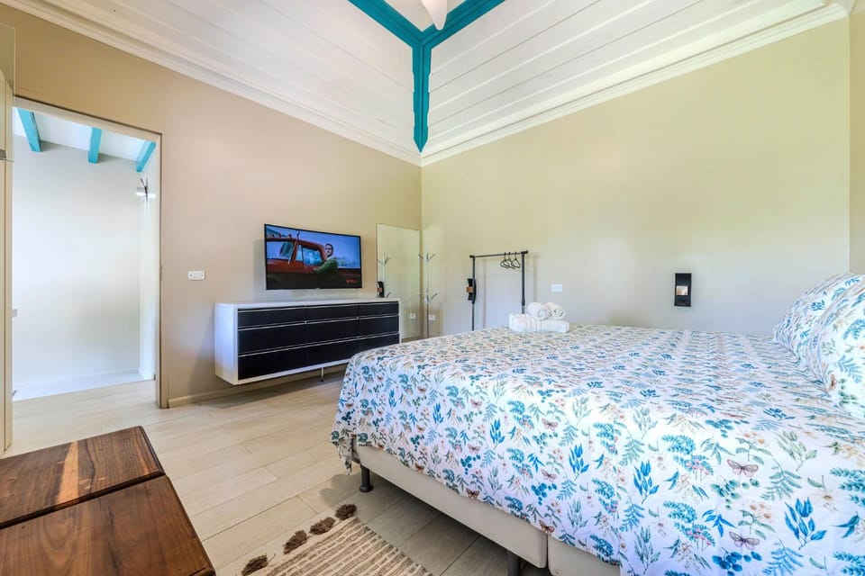 Bed, TV and multimedia, Photo of the whole room, Evening entertainment, Bedroom