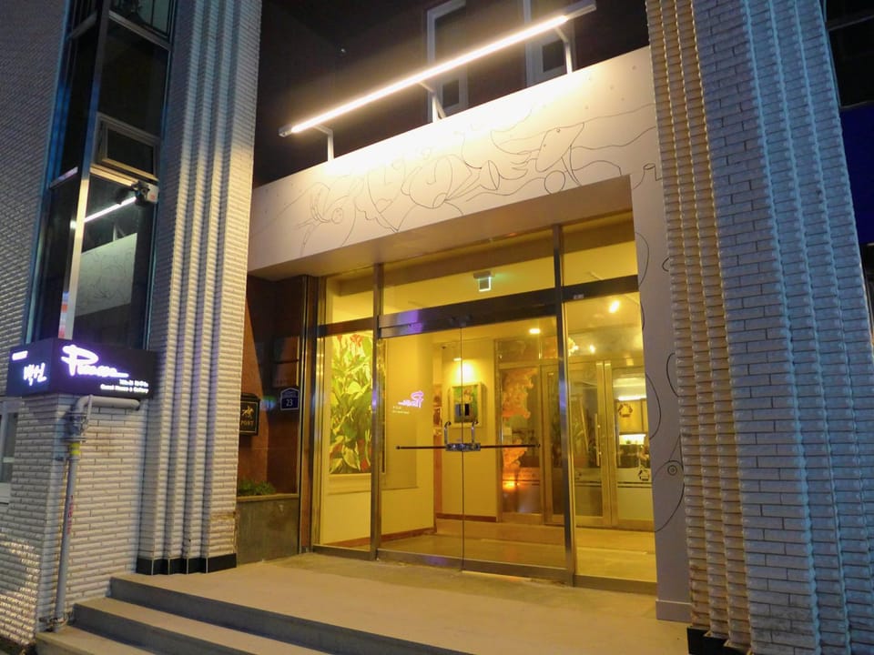 Facade/entrance