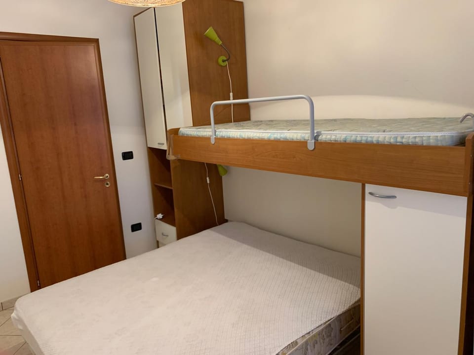 Bedroom, bunk bed