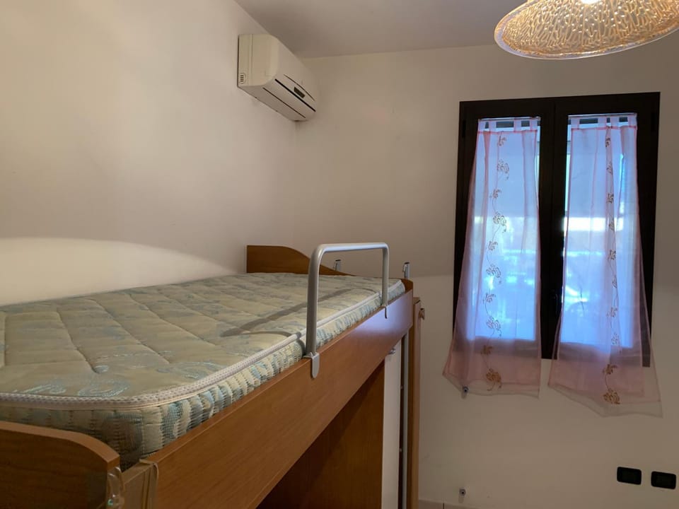 bunk bed, air conditioner