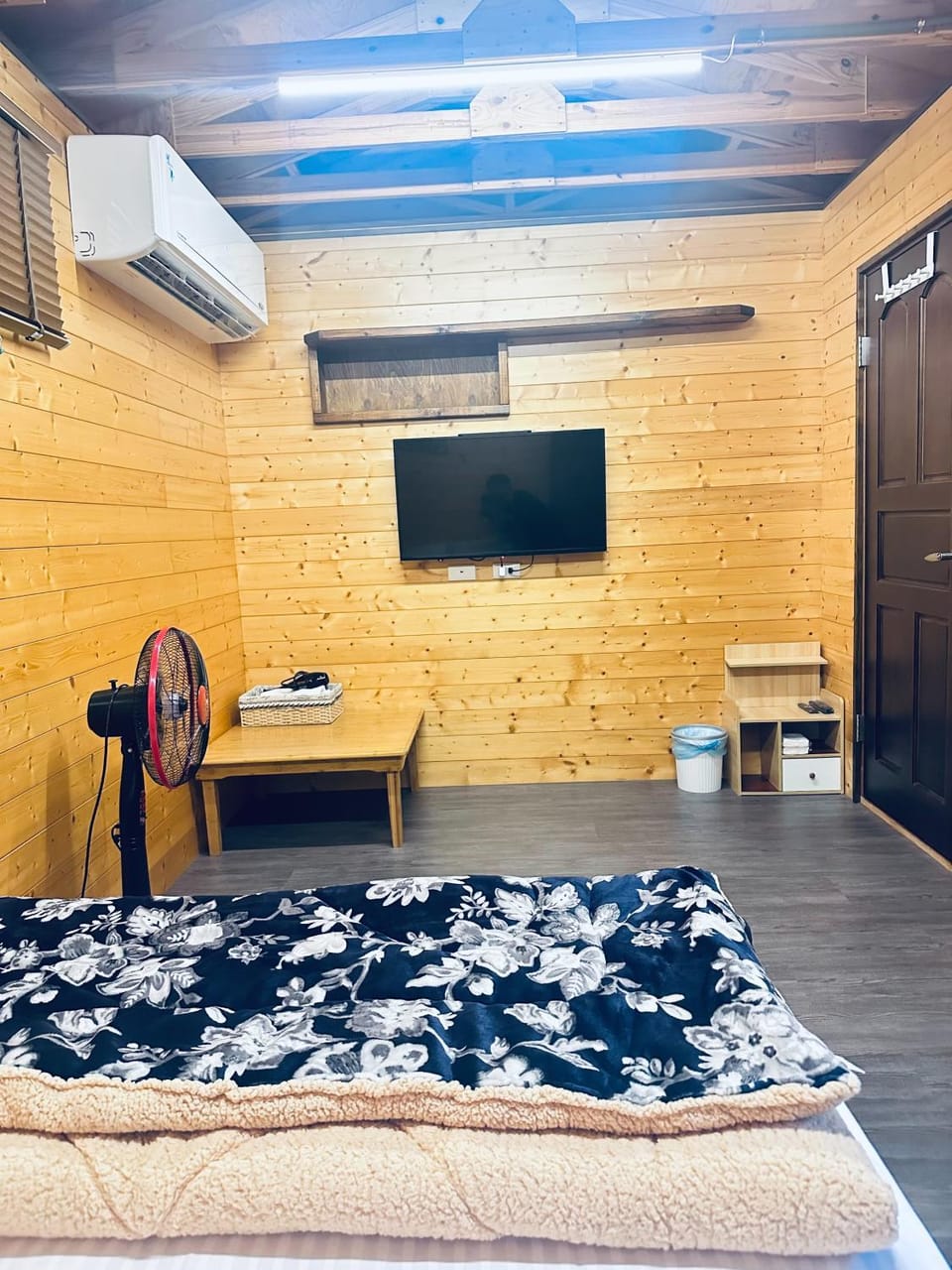 Photo of the whole room, Bedroom