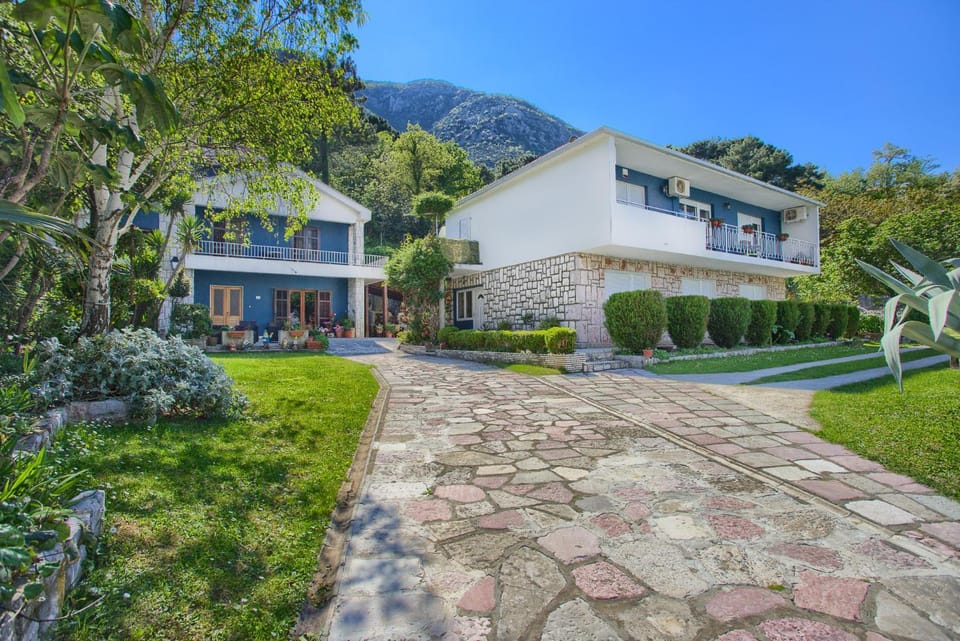 Property building, Facade/entrance, Garden