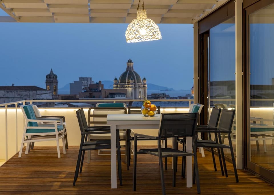 View (from property/room), Balcony/Terrace, Dining area, City view, Landmark view, Mountain view