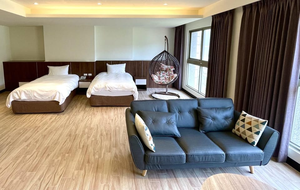 Bed, Living room, Photo of the whole room, Seating area, Bedroom