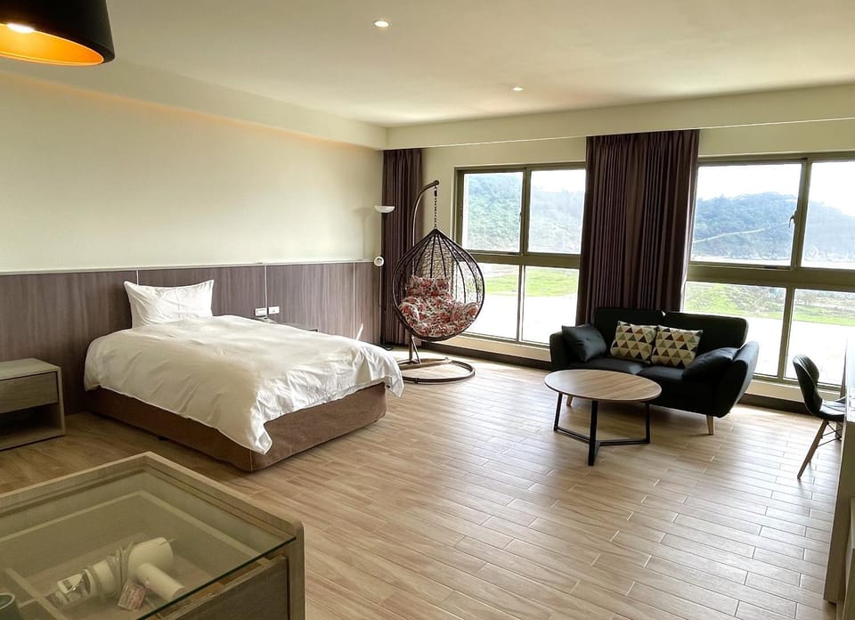 Bed, Natural landscape, Living room, Photo of the whole room, Seating area, Bedroom, Mountain view