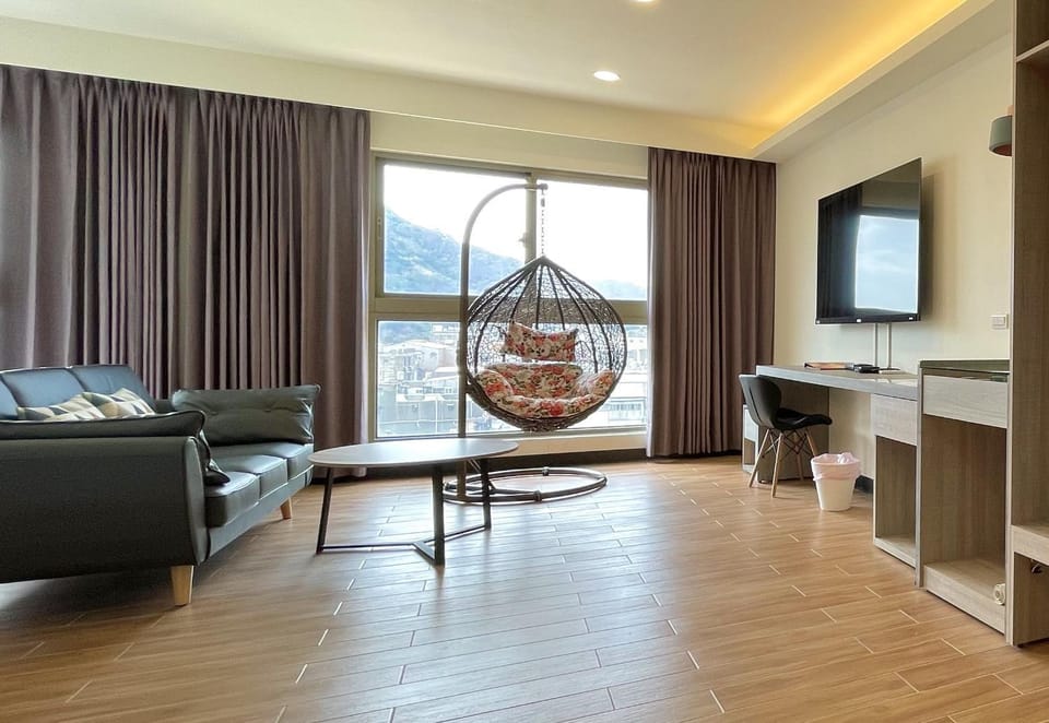Natural landscape, TV and multimedia, Living room, Photo of the whole room, Seating area, Mountain view