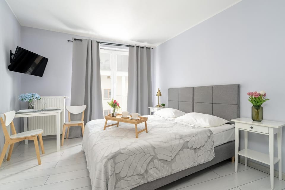Bed, TV and multimedia, Living room, Photo of the whole room, Seating area, Bedroom, towels