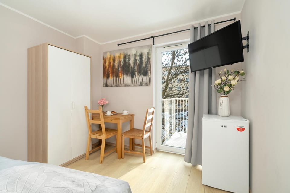 Bed, TV and multimedia, Living room, Photo of the whole room, Seating area, oven, wardrobe