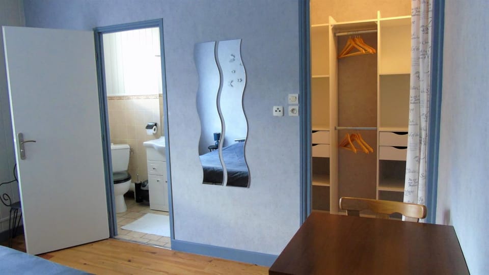 Shower, Toilet, Bathroom, wardrobe