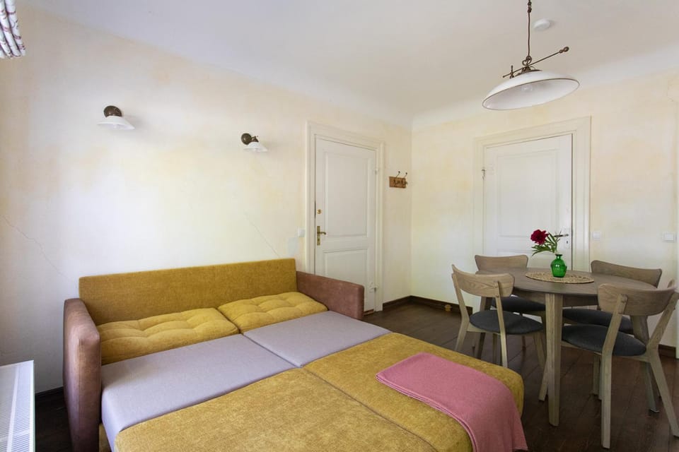 Bed, Dining area