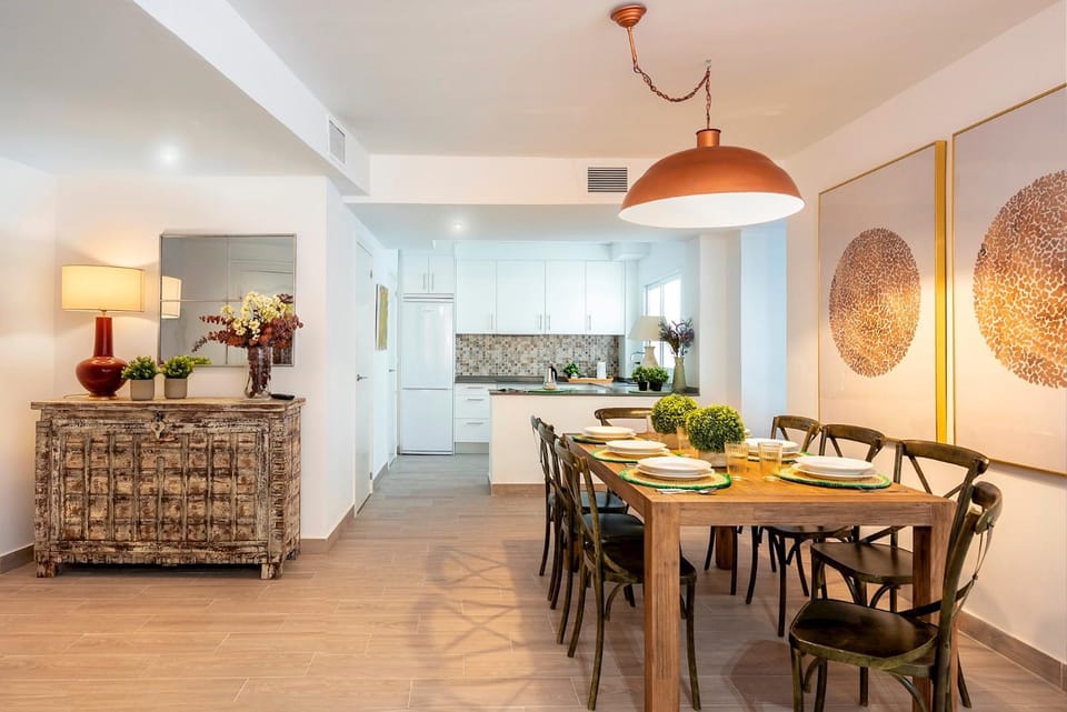 Kitchen or kitchenette, Living room, Food and drinks, Seating area, Dining area, Food