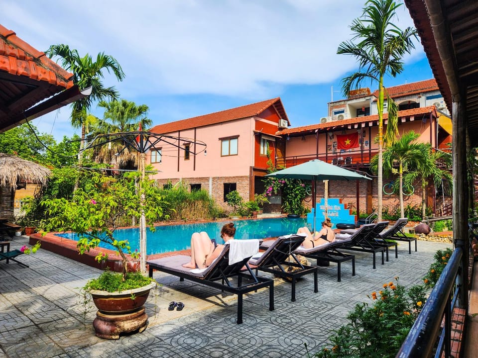 Swimming pool, sunbed