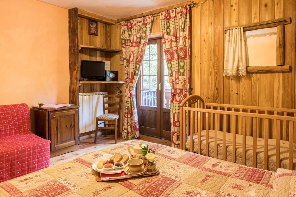 Bed, Photo of the whole room, cot