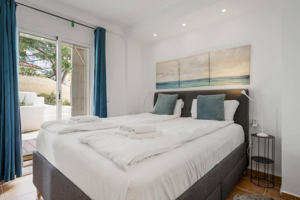 Beachfront Calahonda apt by Costarentals - Ref 89 Apartment in Sitio de Calahonda