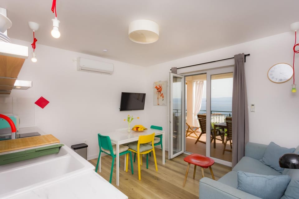 TV and multimedia, Kitchen or kitchenette, Living room, air conditioner