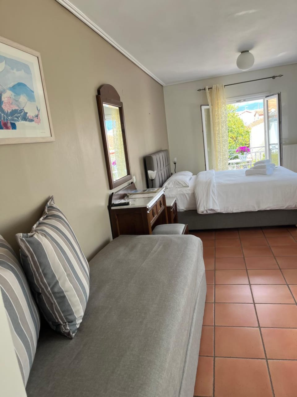 Bed, TV and multimedia, Photo of the whole room, Bedroom, towels