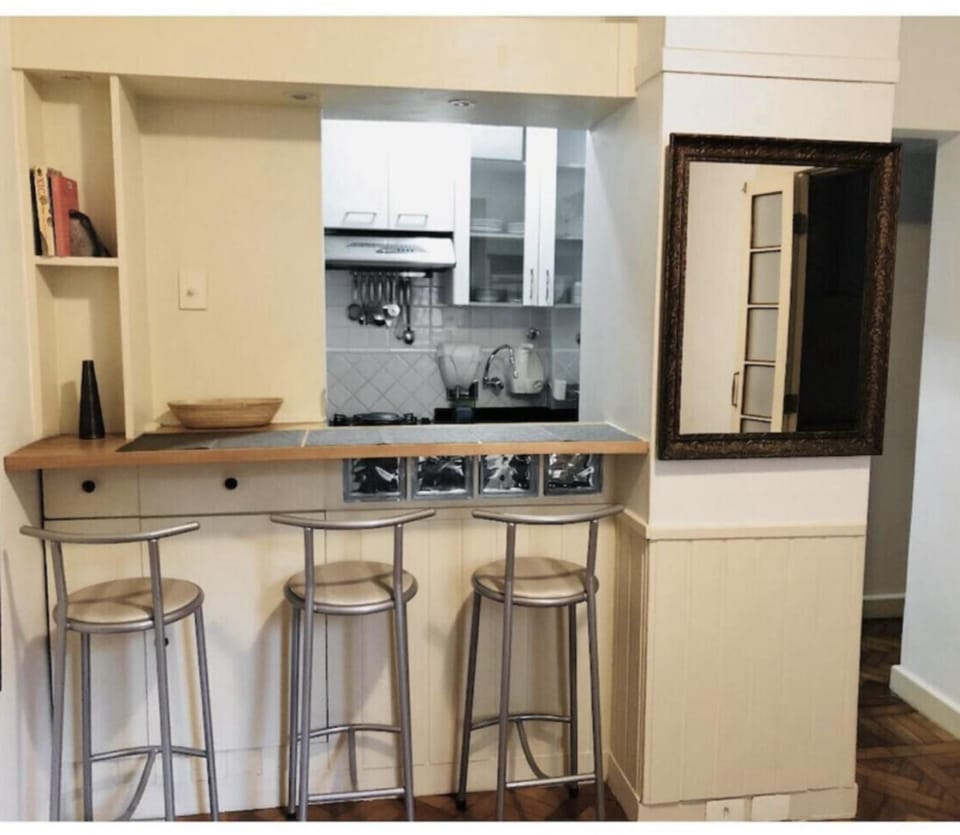Leblon Apartamento completo 2 quadras da praia e do metrô Apartment in Rio de Janeiro