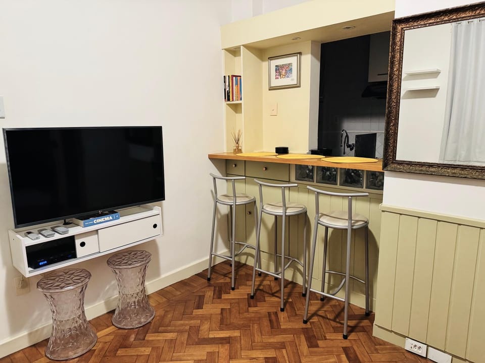 Leblon Apartamento completo 2 quadras da praia e do metrô Apartment in Rio de Janeiro