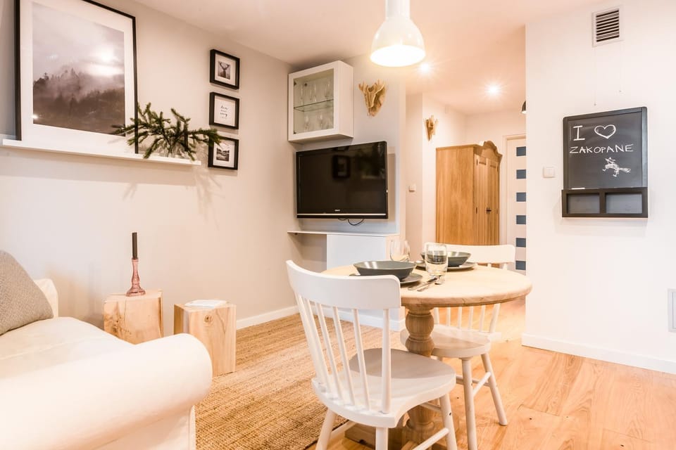 Kitchen or kitchenette, Living room, Seating area, Dining area