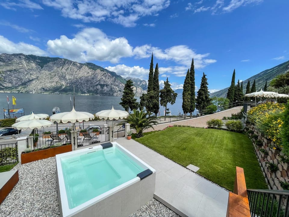 Hot Tub, Lake view