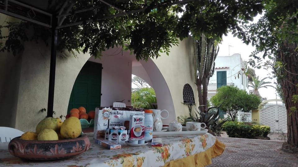 Communal lounge/ TV room, Garden, Breakfast