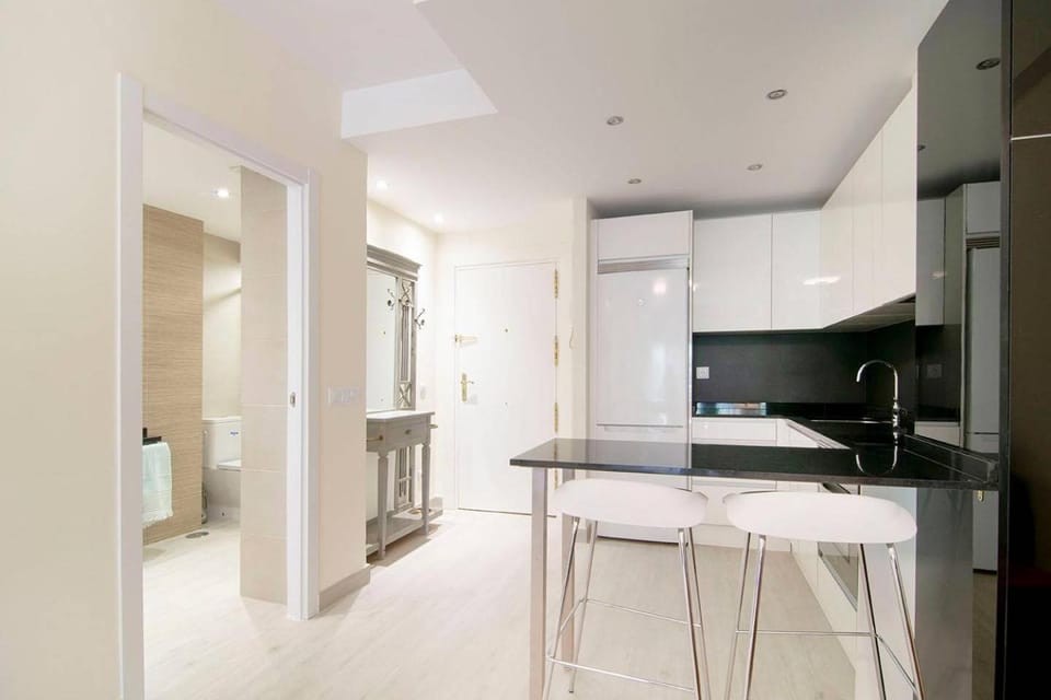 Kitchen or kitchenette, Seating area, Dining area