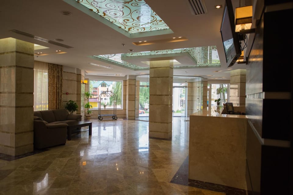 Facade/entrance, Summer, Lobby or reception
