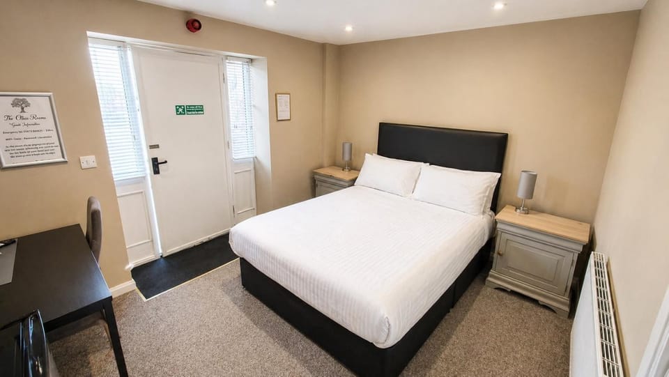 Property building, Bed, Bathroom, Photo of the whole room, Bedroom