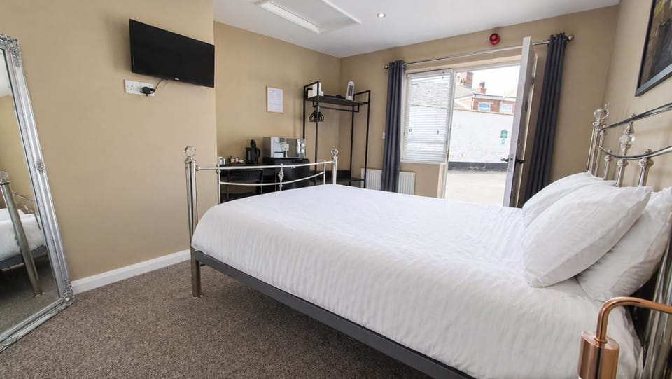 Bed, Bathroom, TV and multimedia, Photo of the whole room, Bedroom, wardrobe