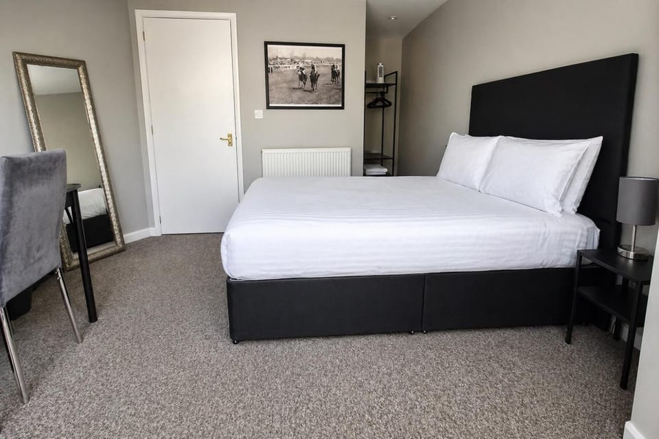 Property building, Bed, Photo of the whole room, Bedroom, wardrobe