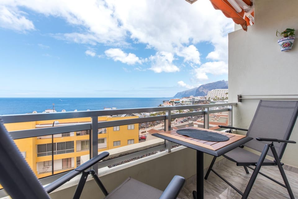 View (from property/room), Balcony/Terrace, Seating area, Dining area, City view, Mountain view