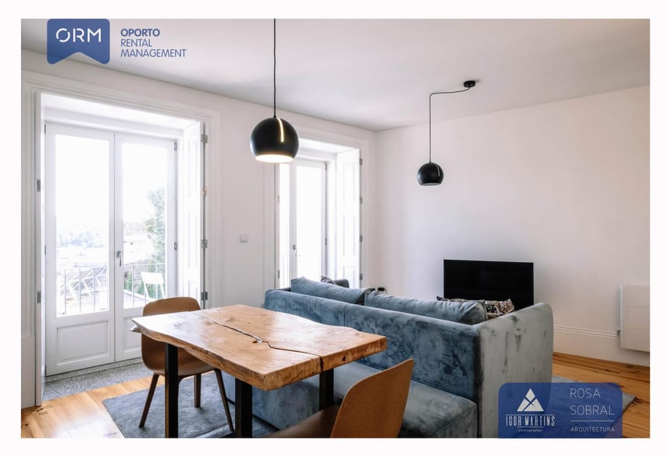TV and multimedia, Balcony/Terrace, Living room, Photo of the whole room, Seating area, Dining area, Landmark view, River view