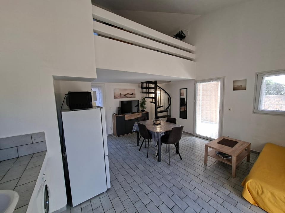 Kitchen or kitchenette, Dining area, oven, air conditioner