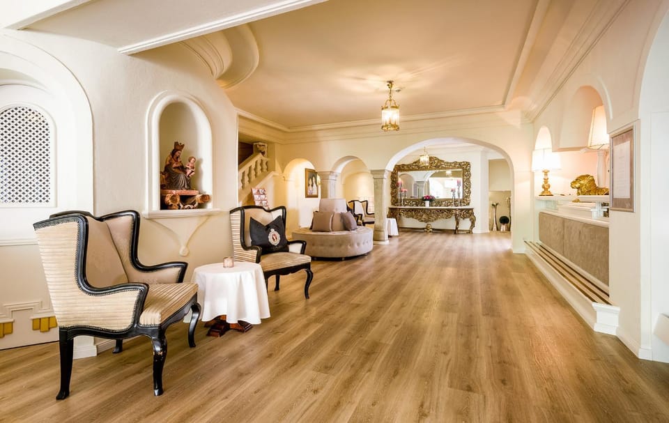 Communal lounge/ TV room, Lobby or reception