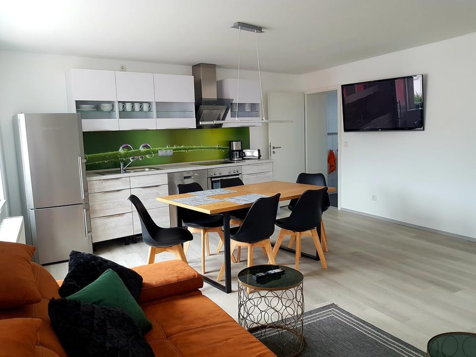 Kitchen or kitchenette, Living room, Seating area, Dining area