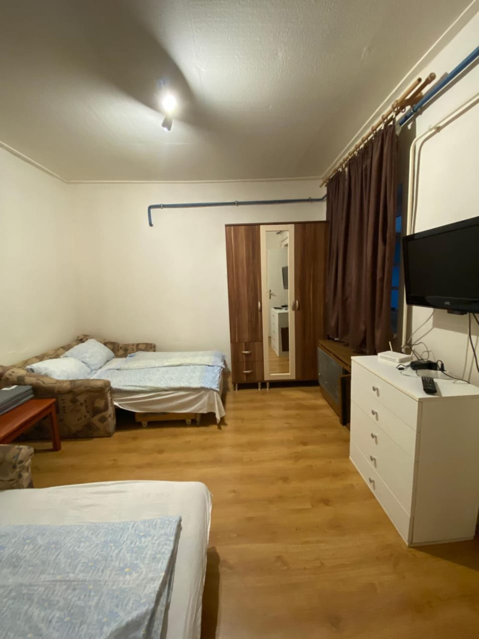Bed, TV and multimedia, Bedroom
