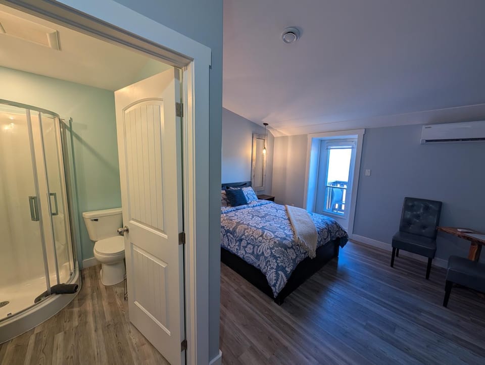 Bathroom, Photo of the whole room, Bedroom