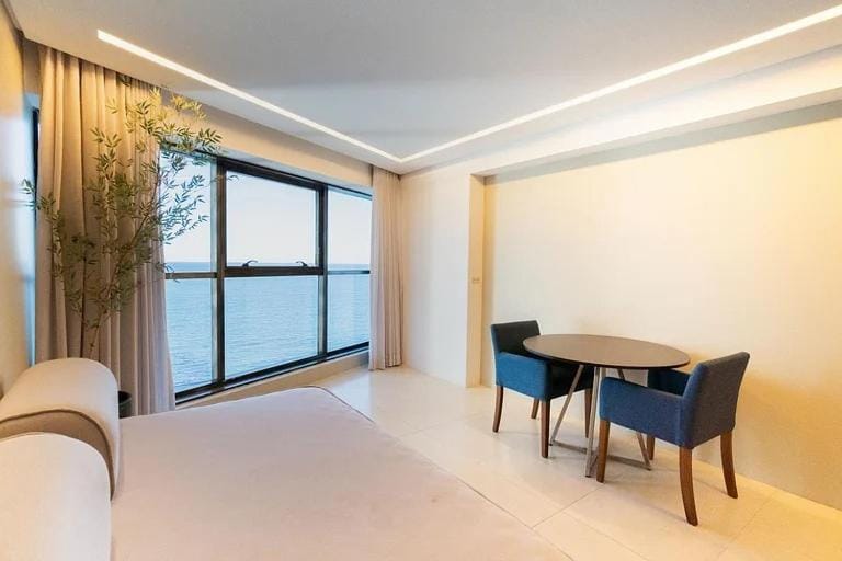 Photo of the whole room, Sea view