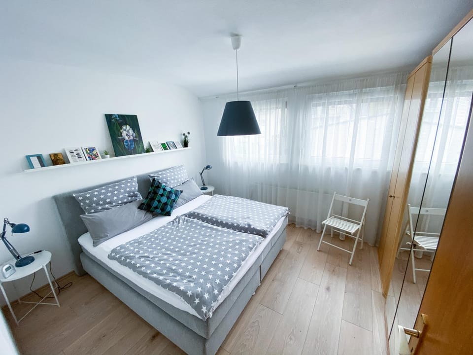 Photo of the whole room, Bedroom