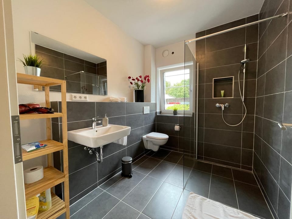 Shower, Toilet, Bathroom, towels