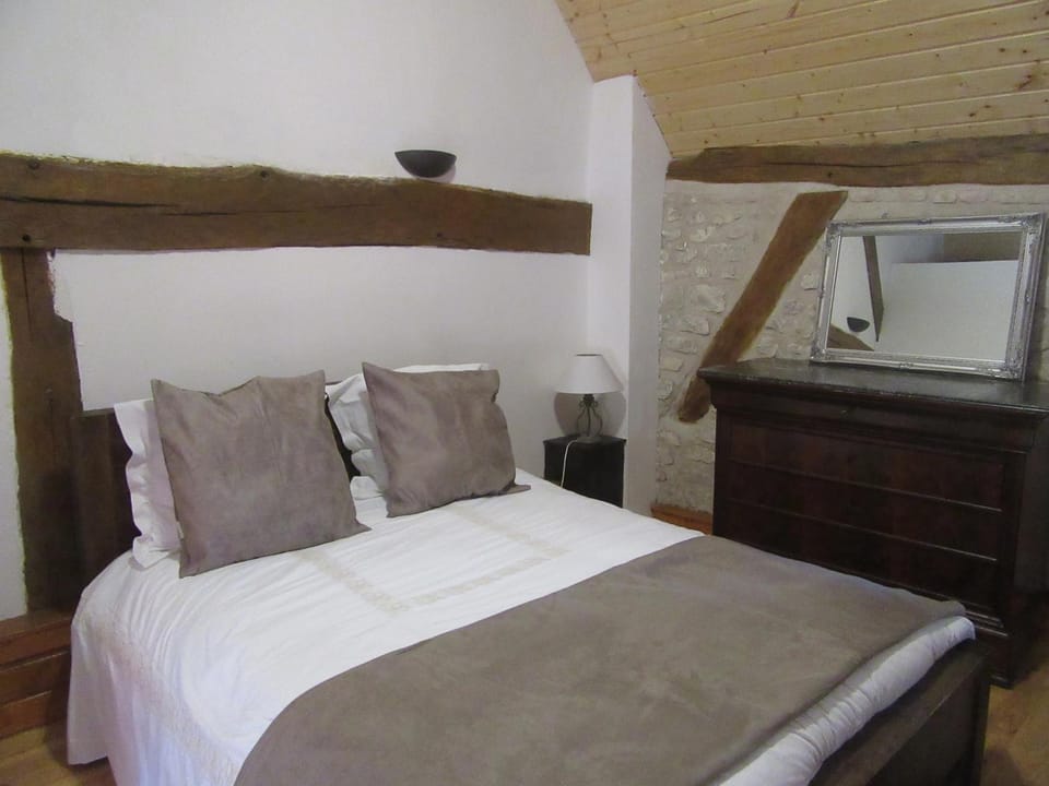 Staff, People, Property logo or sign, Activities, BBQ facilities, Garden, Bathroom, Other, Decorative detail, Dining area, River view, Family