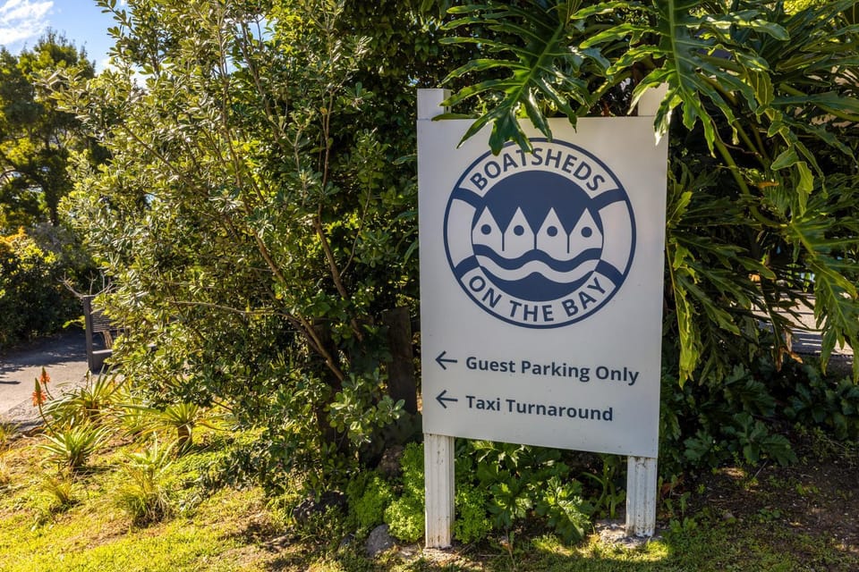 Day, Property logo or sign, Natural landscape, Logo/Certificate/Sign, Street view