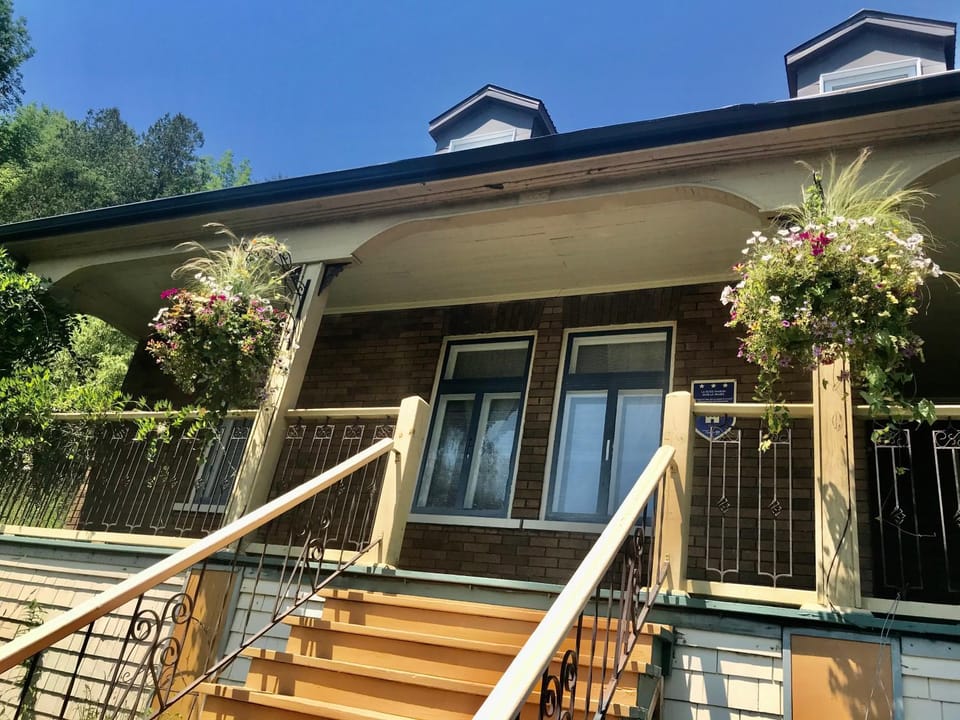 Facade/entrance, Balcony/Terrace