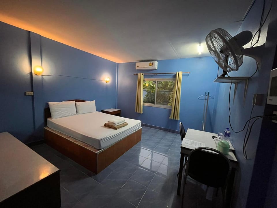 Bed, TV and multimedia, Photo of the whole room, Bedroom, towels
