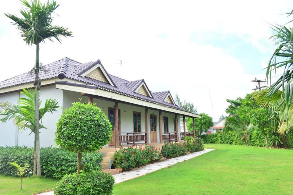 Facade/entrance, Garden