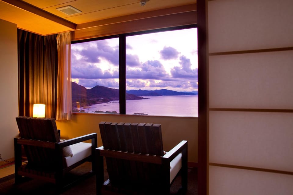 Photo of the whole room, Sea view